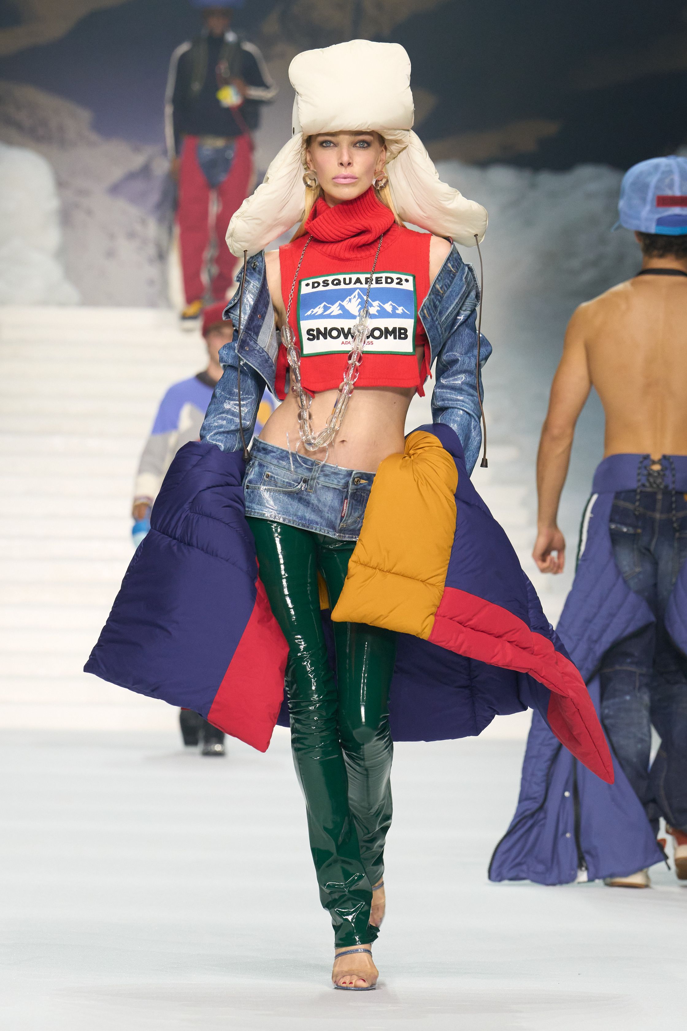Dsquared2 2026秋冬以夸张的滑雪场景为背景，将加拿大户外精神、Y2K 性感与舞台化时装推至极致。羽绒、毛皮、紧身牛仔与夸张比例不断叠加，身体成为视觉焦点，性感、力量与炫耀被无限放大。这不是现实主义的衣橱，而是一场关于冒险、欲望与表演的时尚狂欢，张扬而直接，忠于品牌一贯的高能量叙事-顽石频道趋势研究